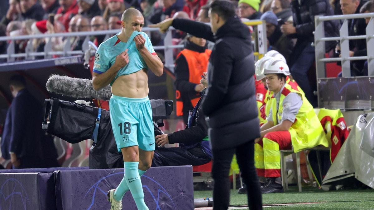 Xavi da instrucciones a sus jugadores tras sustituir a Oriol Romeu durante el Amberes-Barça.