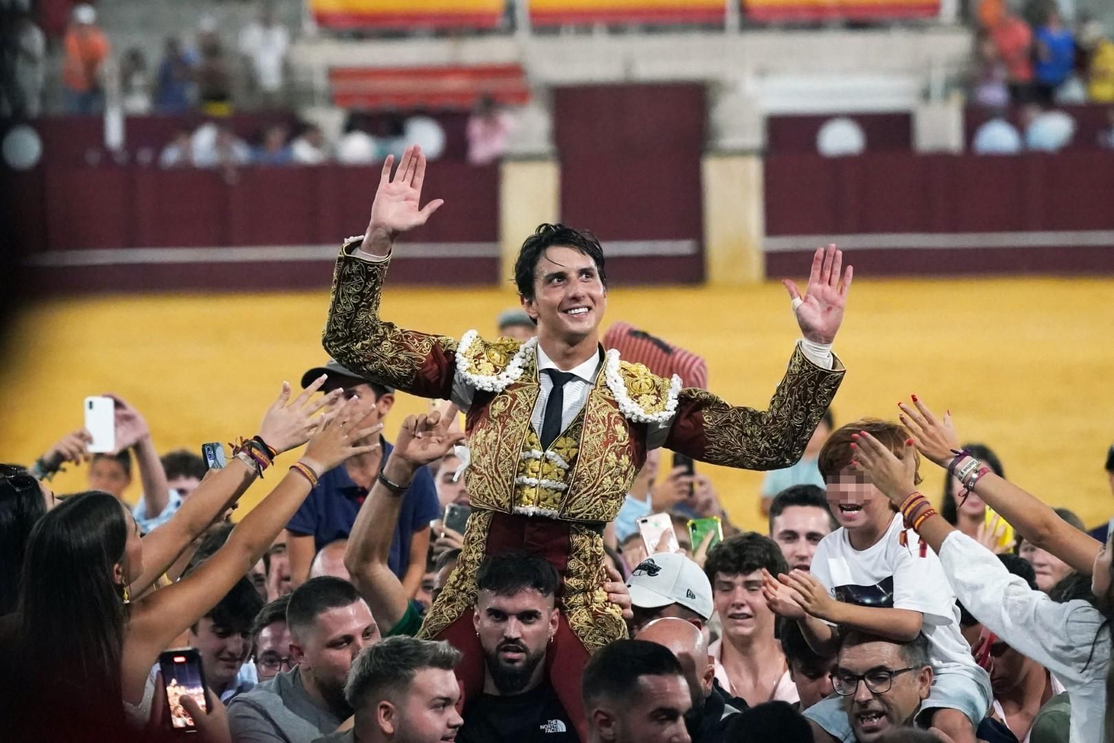 Toros en la Feria I Sexta corrida de abono y puerta grande de Roca Rey