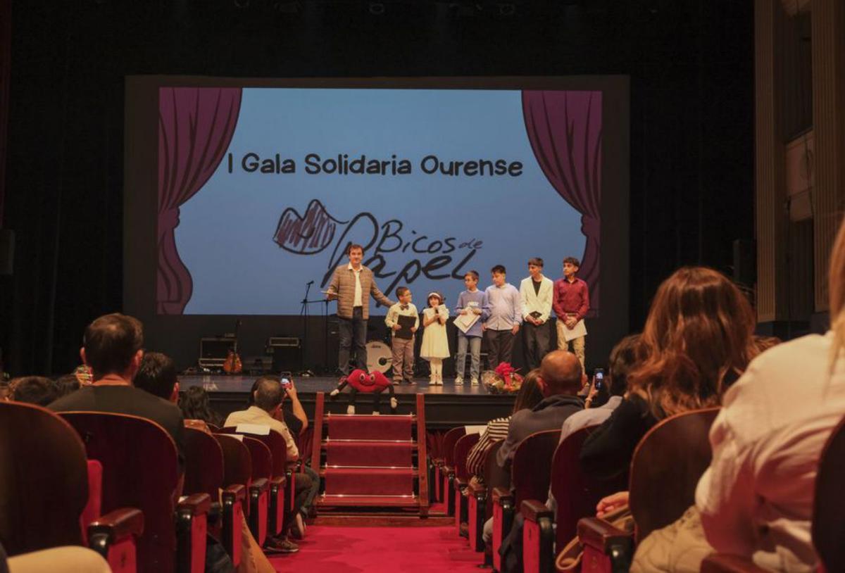 Bicos de Papel celebra su primera gala solidaria en Ourense 
El Teatro Principal fue testigo de una velada de risas, arte y, sobre todo, solidaridad, pues la asociación Bicos de Papel celebró allí su primera gala solidaria en la ciudad. El periodista Juan Maceiras, junto a los niños y niñas de la asociación, fue el encargado de presentar el evento, que contó con las actuaciones de Peter Punk, Besbellos, Escuela de Danza Cuatro Pasos y Estudio Repenica.