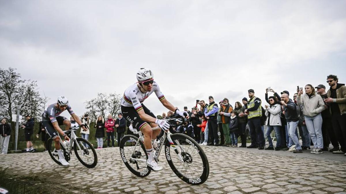 Pogacar con Van der Poel, camino del velódromo de Roubaix.