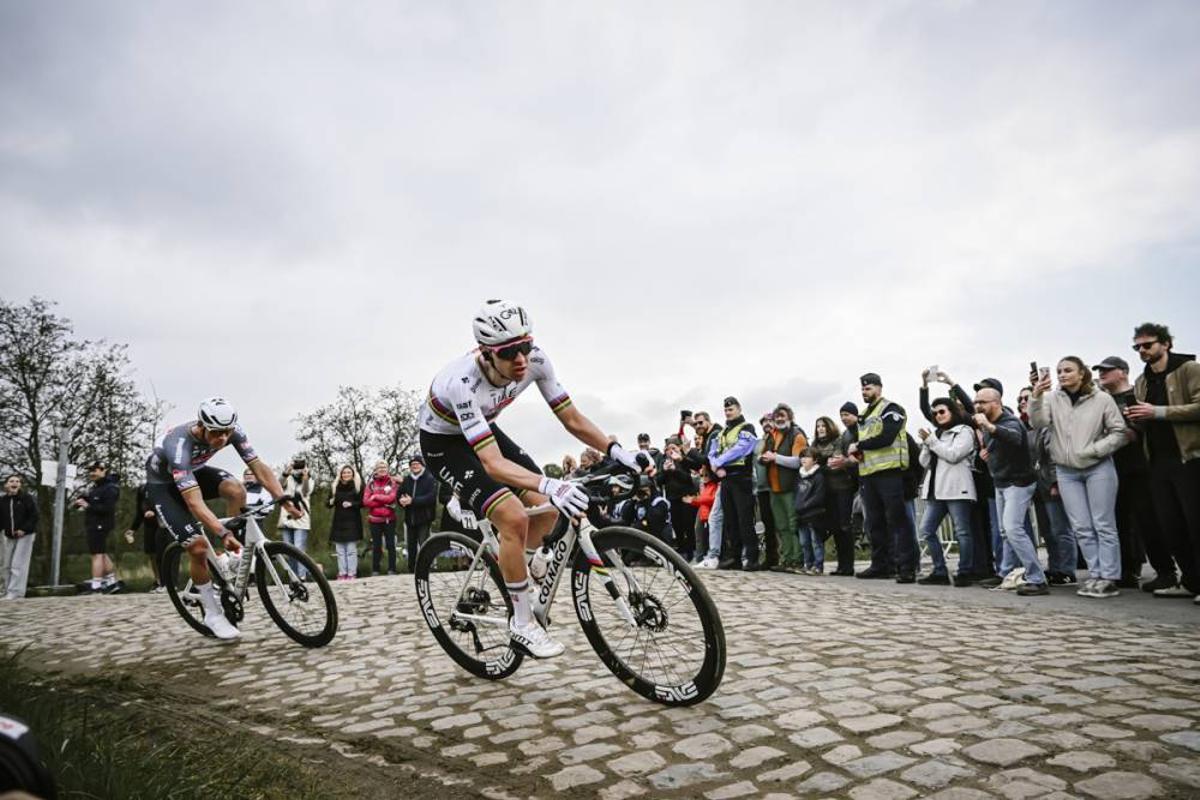 Pogacar con Van der Poel, camino del velódromo de Roubaix.