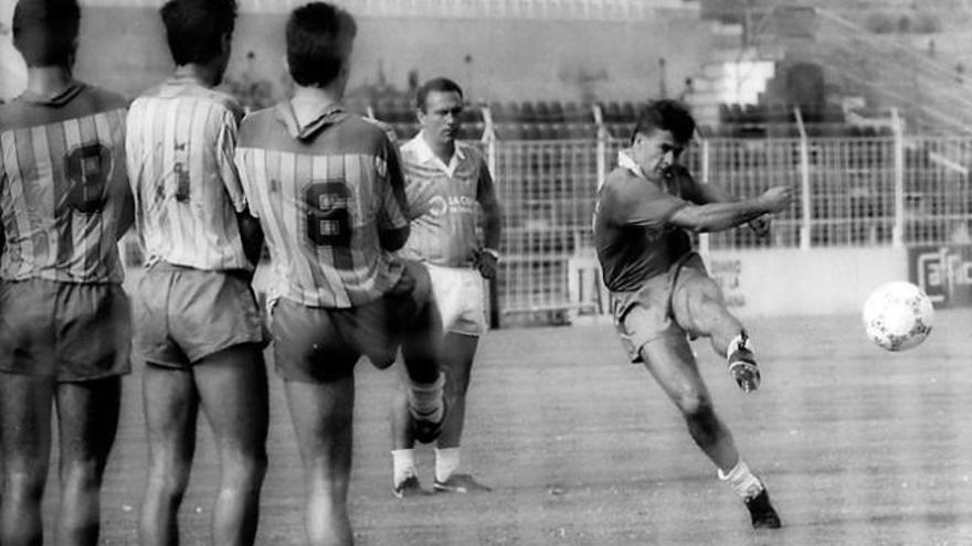 Félix Oramas lanza una falta en el viejo Insular con su peculiar estilo de zurda y ante la atenta mirada del técnico que le hizo debutar: Germán Dévora. | lp / dlp