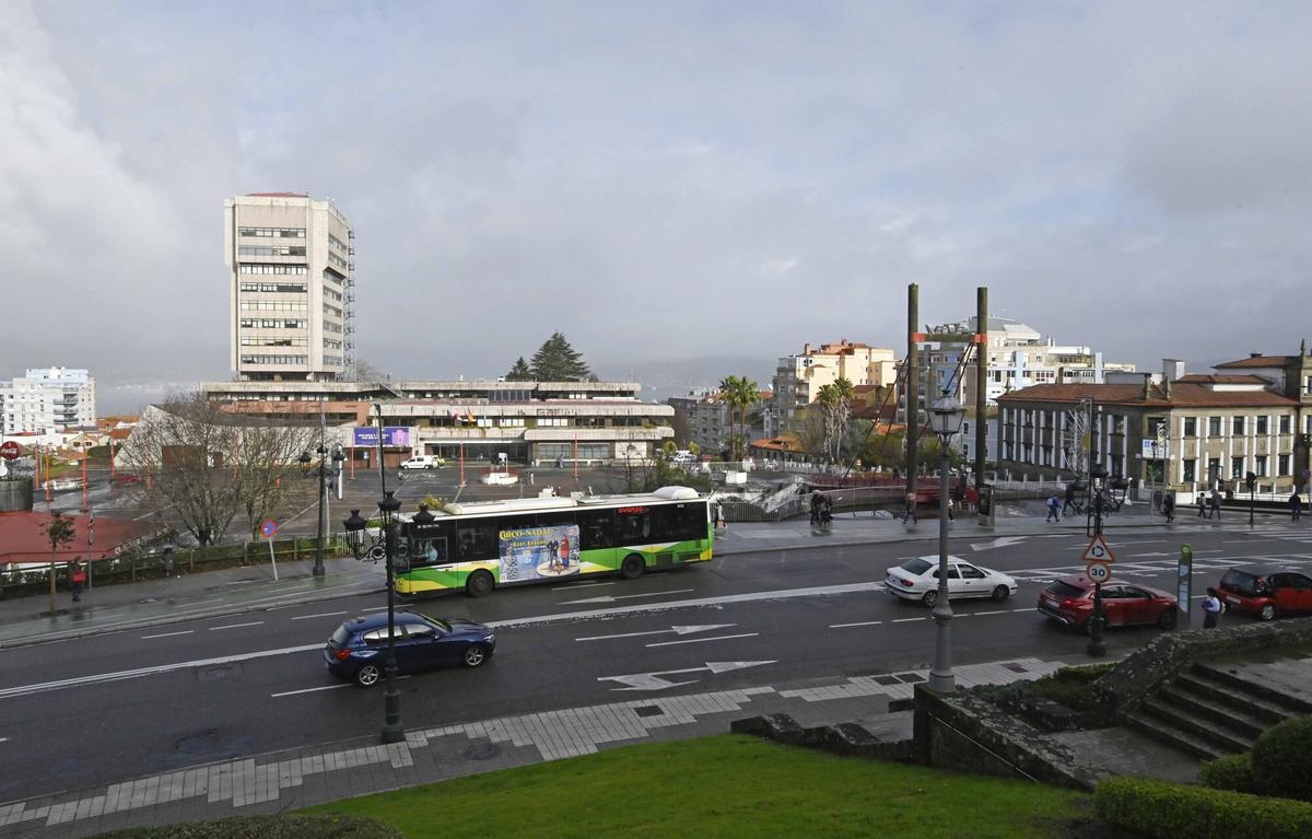 Un autobús urbano pasa por delante del Concello de Vigo.