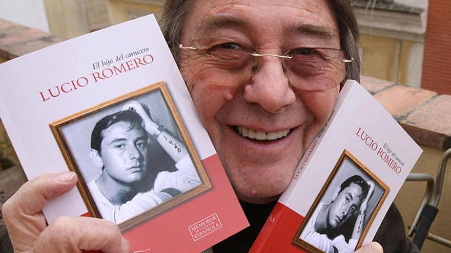 El polifacético intérprete malagueño Lucio Romero posa en la terraza de su hogar.