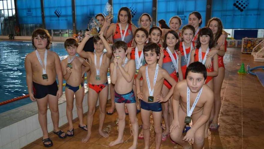 Los equipos benjamín mixto y cadete femenino, campeones de Galicia. // FdV