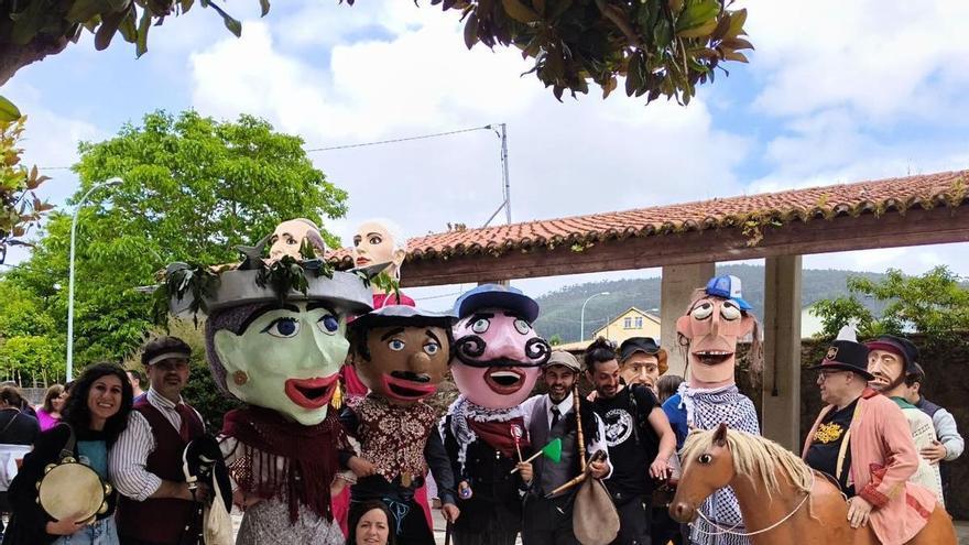 As cabezudas de Botos fan camiño en Neda