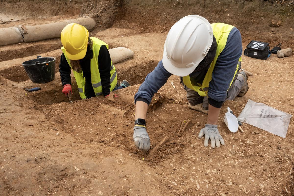 SEVILLA (ESPAÑA), 09/01/2026.- Las obras del tercer tramo de la Línea 3 Norte del Metro de Sevilla han sacado a la luz restos arqueológicos de época medieval andalusí, con unas 40 fosas funerarias documentadas, en la zona de los jardines de El Cerezo del barrio sevillano de La Macarena. EFE/ Raúl Caro