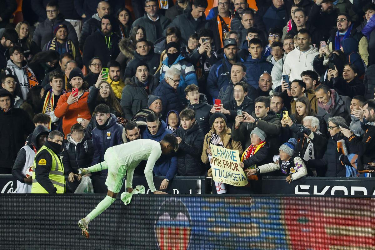 Lamine Yamal, admirado en Mestalla al final del último Valencia CF-Barcelona.