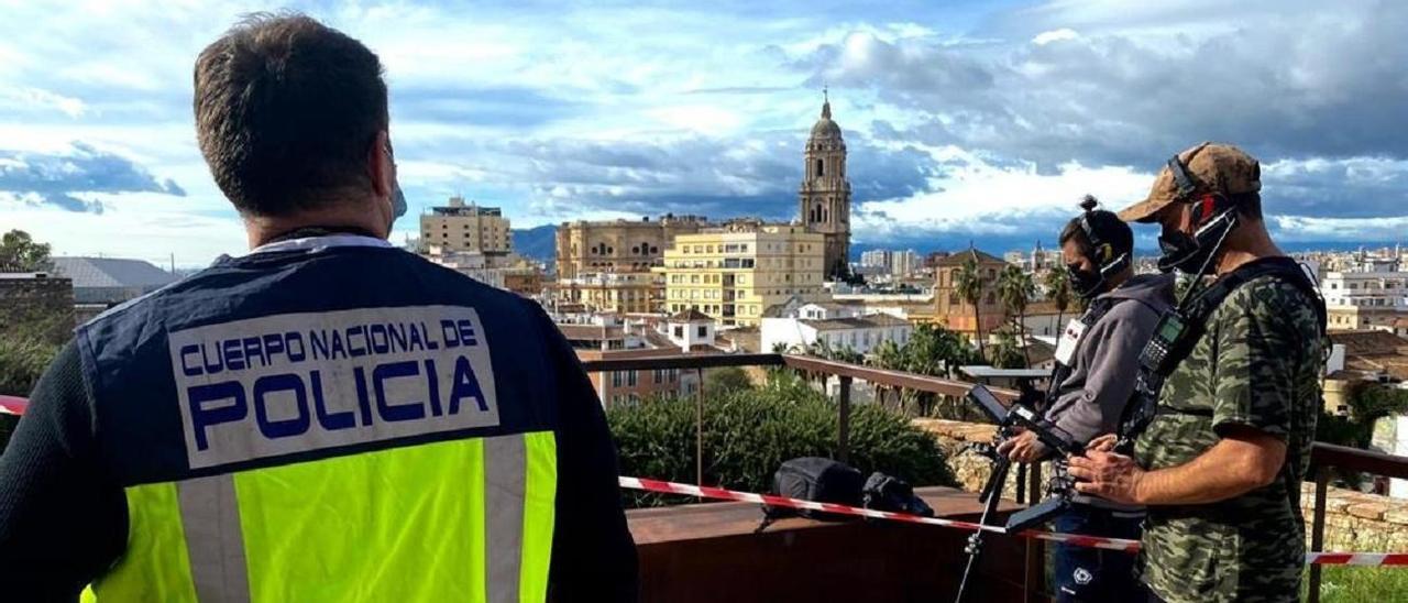 Agentes especializados en Seguridad y Protección Aérea trabajan en el Centro de Málaga.