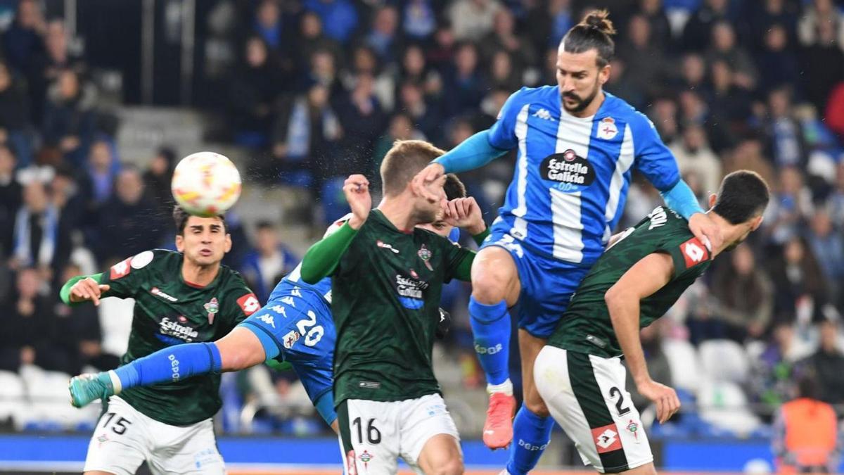 Pablo Martínez intenta un remate por encima de varios defensas del Racing de Ferrol.