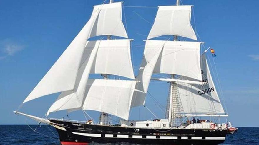 El &quot;T. S. Royalist&quot;, el velero fletado en Castropol que ganó la regata &quot;The Tall Ships Race&quot;, en plena navegación.