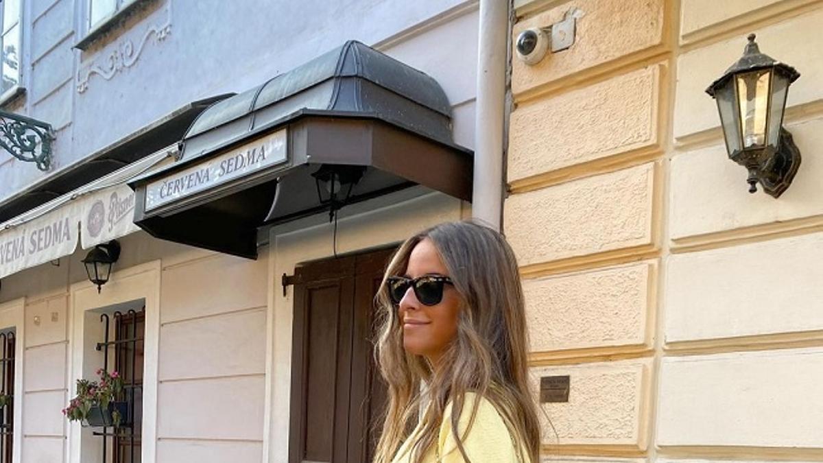 El look de entretiempo de Blanca Pombo con jersey amarillo y pantalones anchos blancos