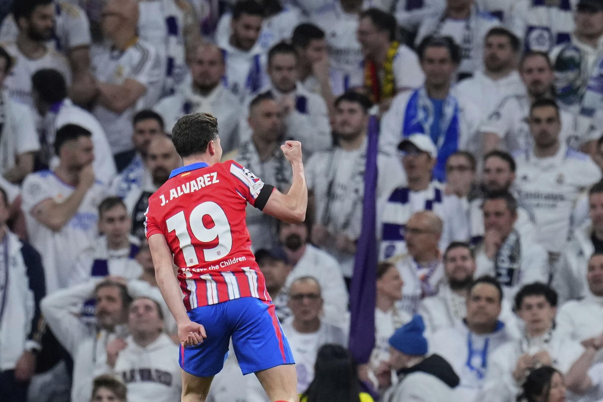 Atletico Madrid's Julian Alvarez celebrates after scoring his side's opening goal during the Champions League round of 16 first leg soccer match between Real Madrid and Atletico Madrid at the Bernebeu stadium in Madrid, Spain, Tuesday, March 4, 2025. (AP Photo/Manu Fernandez). EDITORIAL USE ONLY / ONLY ITALY AND SPAIN