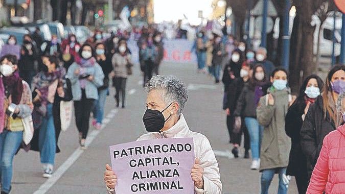 Una mujer sostiene una pancarta durante una manifestación feminista convocada por Galegas8M en Vigo el 8 de marzo pasado.