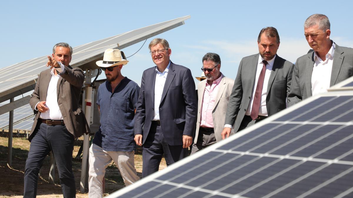 El president, Ximo Puig, visita un huerto solar en Catral junto al conseller de Economía, Rafael Climent, ayer.