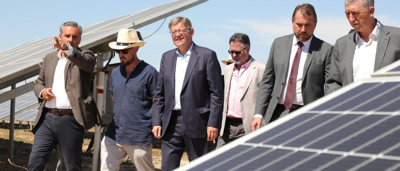 El president, Ximo Puig, visita un huerto solar en Catral junto al conseller de Economía, Rafael Climent, ayer.