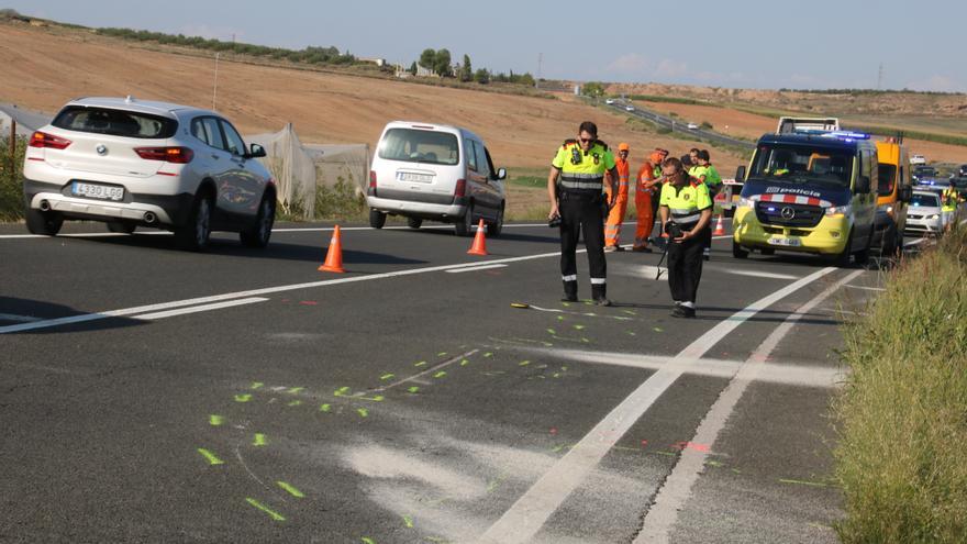 Moren tres motoristes en un accident entre dues motos i un cotxe a Alfés