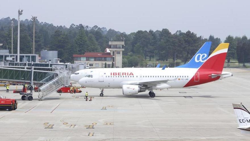 Un avión de Iberia y otro de Air Europa en el aeropuerto de Vigo. // Ricardo Grobas