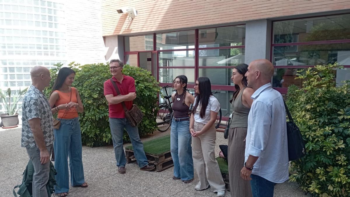 El encuentro con La Opinión de las alumnas y los cofundadores de Admundi tuvo lugar en la Facultad de Ciencias de la Comunicación.