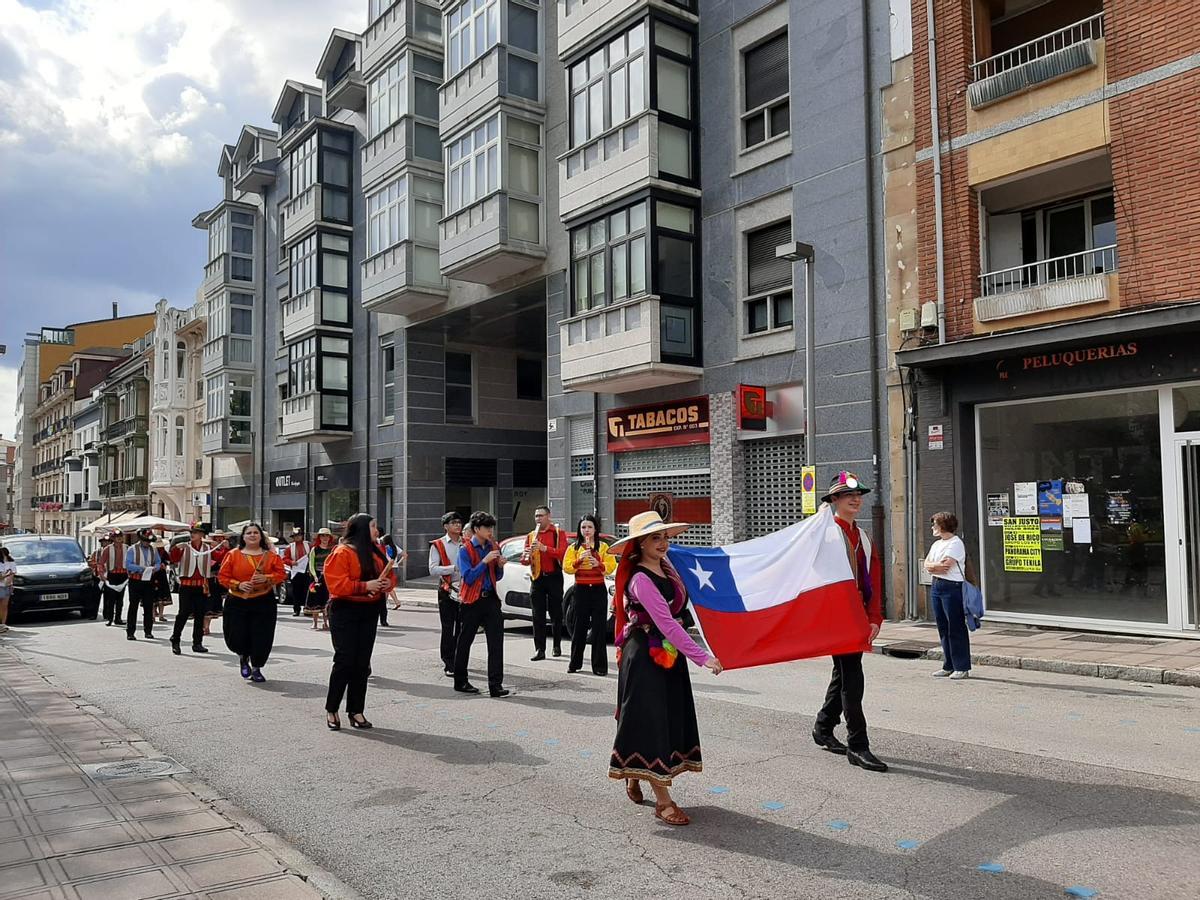 El desfile del Festival Folclórico internacional de Pola de Siero, en imágenes