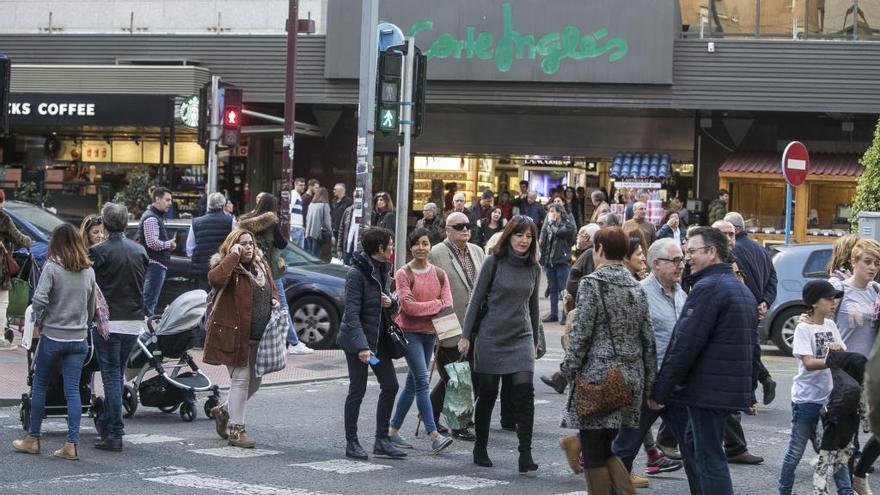 Ambiente en la avenida comercial de Maisonnave el festivo de apertura 8 de diciembre