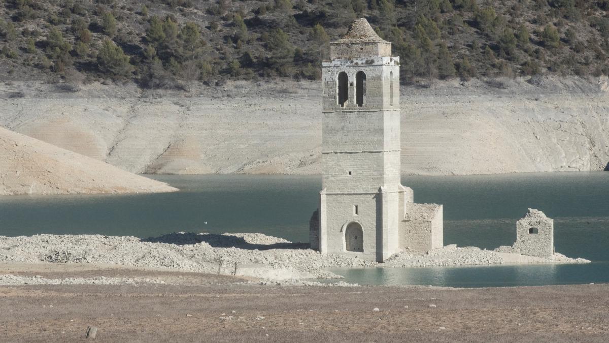 La iglesia del Mediano inundado resurge de las aguas con las sequías prolongadas.