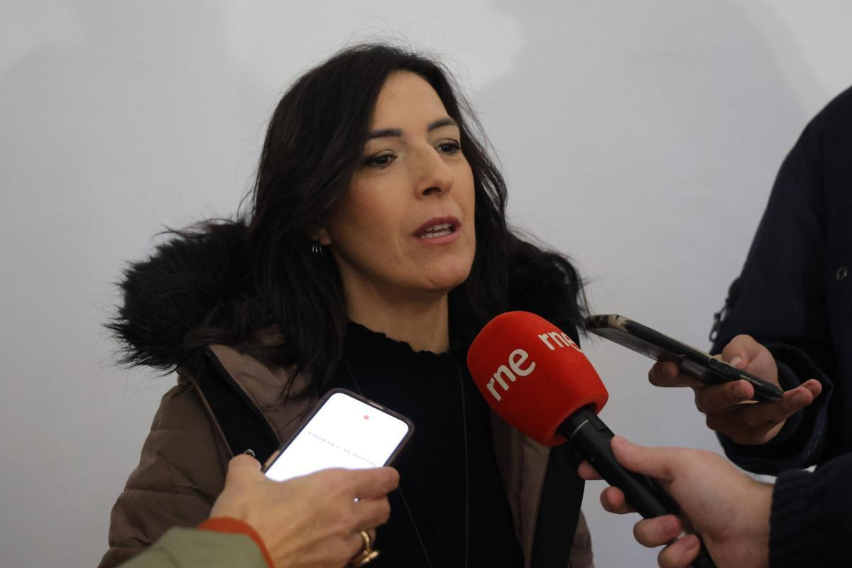 Esther Gutiérrez atiende a los medios.