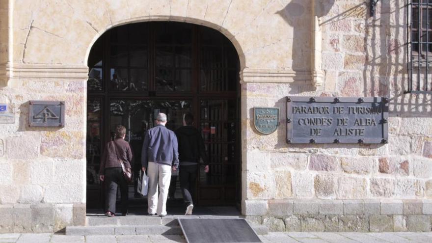 Unos viajeros acceden al Parador de Turismo de la capital.