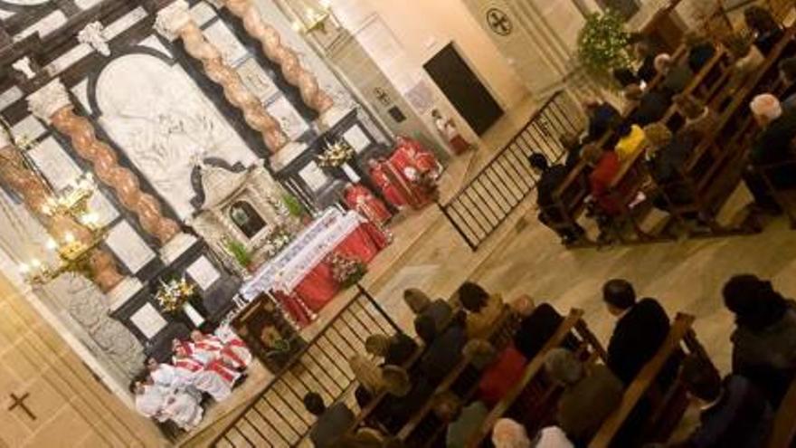 Un momento de la eucaristía que se celebró en Santa Faz por el aniversario del Milagro de la Lágrima.