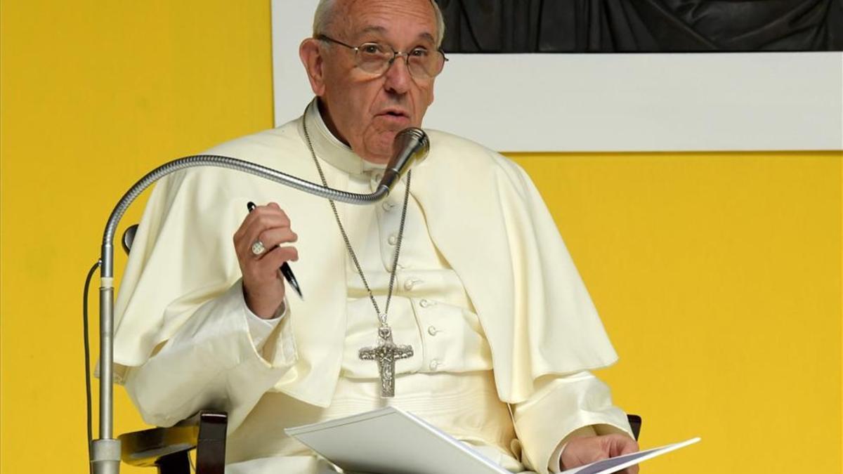 El Papa Francisco , ante trabajadores de una siderurgia en Génova, italia.