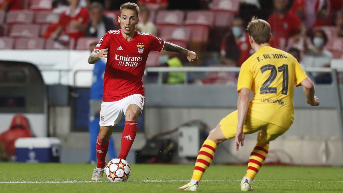  Alex Grimaldo encarando a Frankie de Jong.