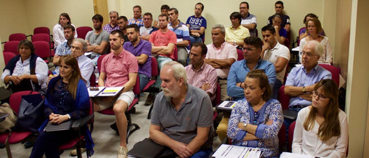 Reunión de los profesores de la Escuela Canaria de Entrenadores para conocer el contenido de las materias.