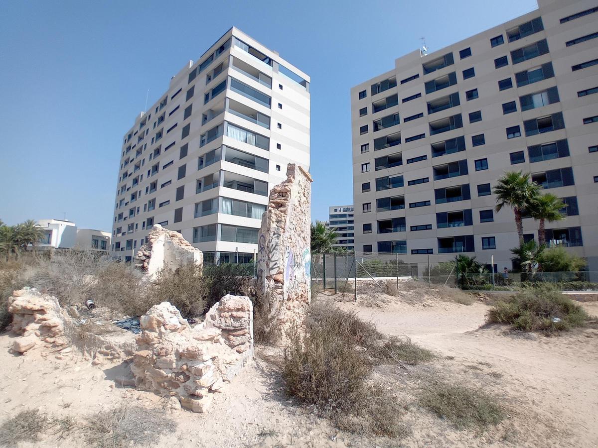 Así están los restos del cuartel de carabineros del siglo XIX y el refugio antiaéreo de la Guerra Civil en Punta Prima