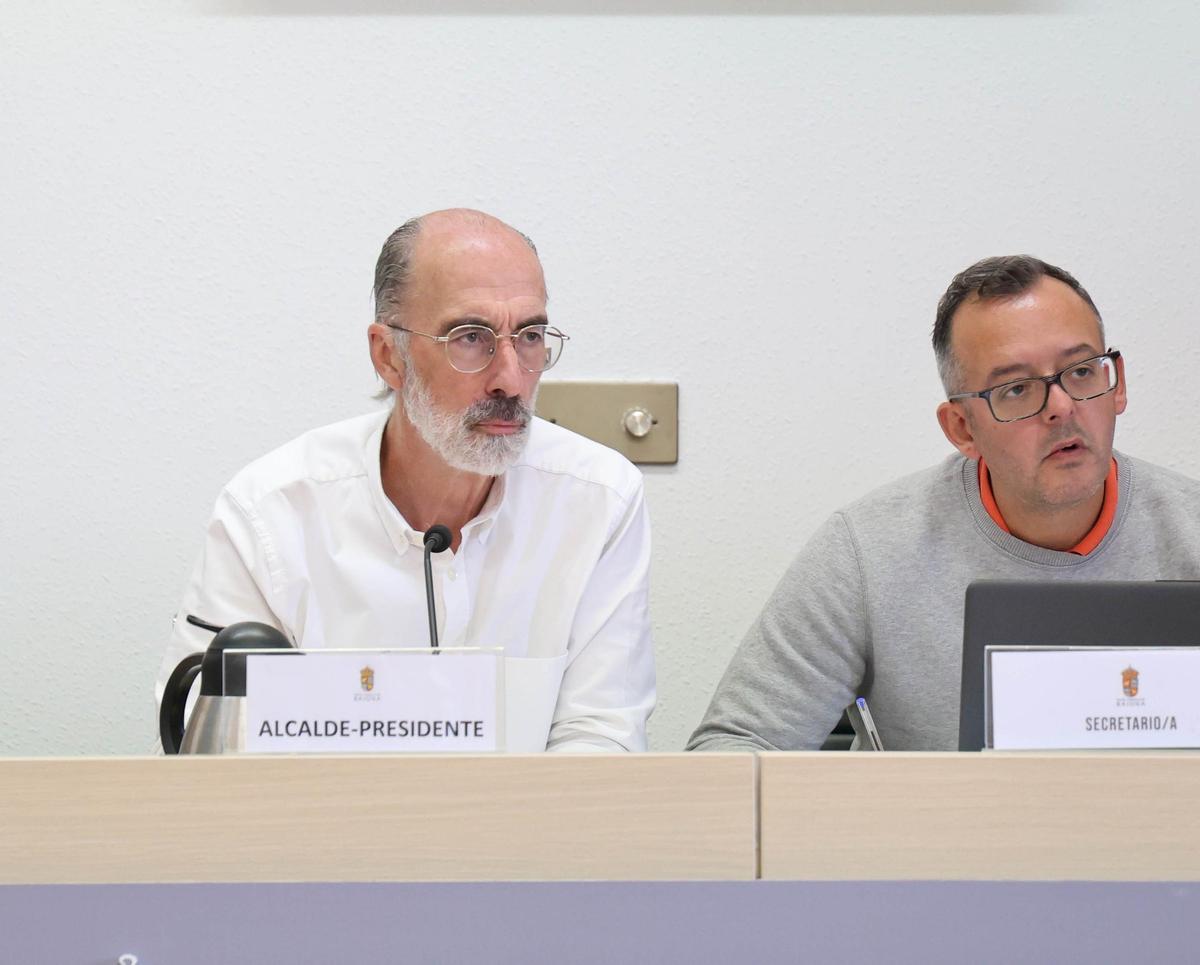 El alcalde de Baiona, Jesús Vázquez Almuiña, en un pleno.