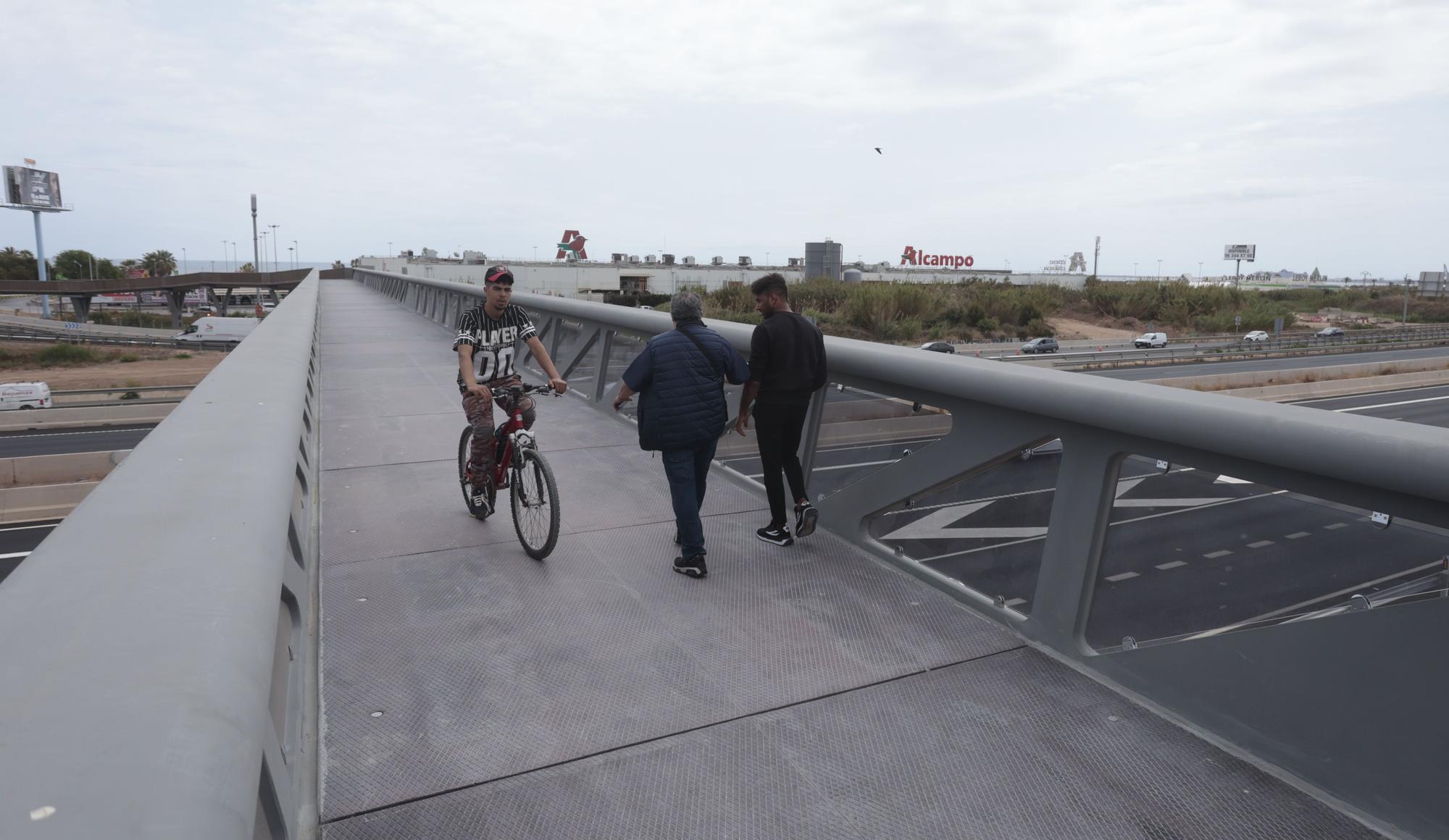 Entra en servicio la pasarela peatonal sobre la carretera V-21 entre Alboraya y Port Saplaya