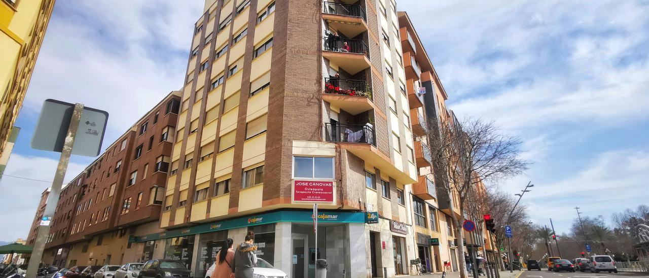 Inmueble del paseo Morella de Castelló donde los vecinos han denunciado la presencia de okupas.