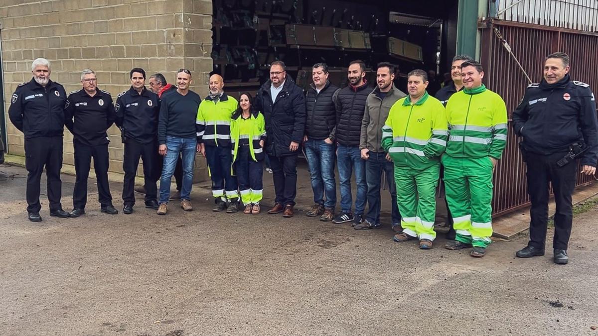 El alcalde emeritense posa con varios trabajadores municipales en una imagen de archivo.