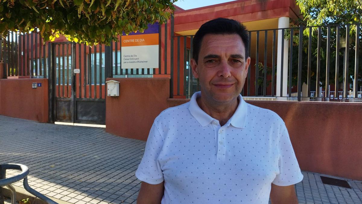 Martínez, portavoz socialista, frente al centro de día de Alzheimer de Ontinyent.