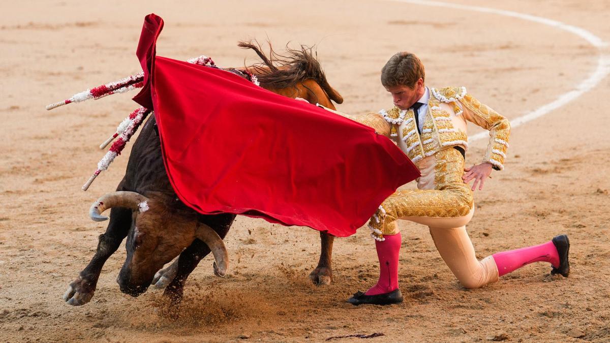El diestro Borja Jiménez da un pase con la muleta al primero de la tarde, en la Feria de San Isidro.
