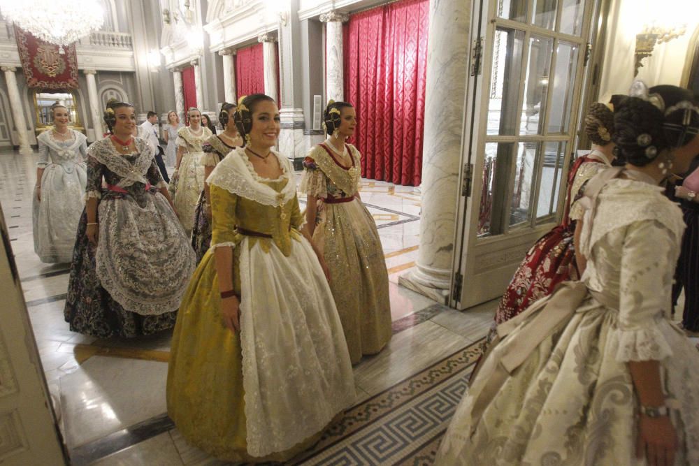 Las cortes de honor ensayan la proclamación de las falleras mayores