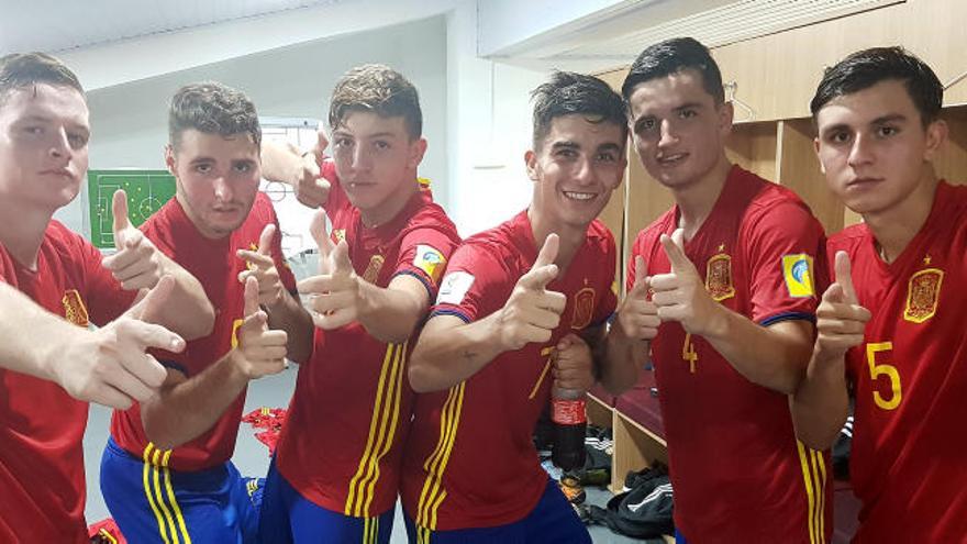 De derecha a izquierda: Chust (Madrid), Hugo Guillamón, Ferran Torres, Gelabert (Madrid), Abel Ruiz (Barça) y Sergio Gómez (Barça) posan para SUPER en el vestuario de la selección