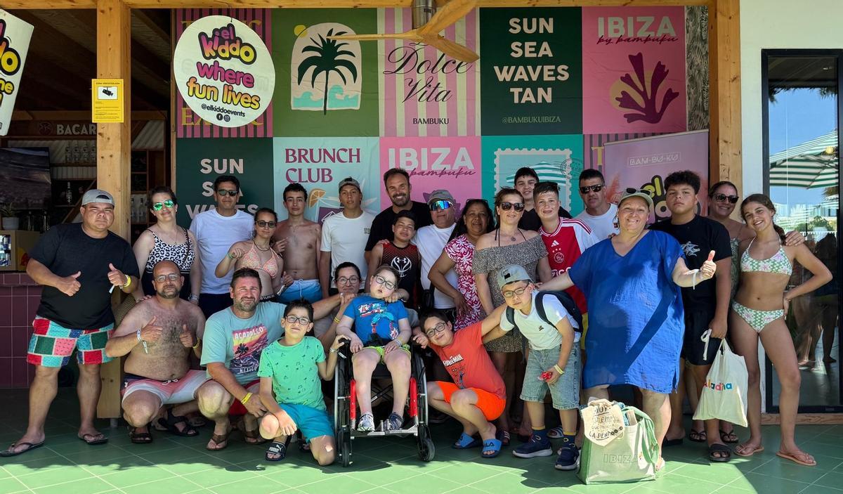 Niños, adolescentes y sus familias disfrutando un día en Bam-bu-ku.