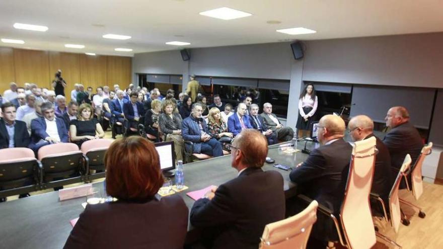 Un momento de la asamblea celebrada ayer en el Polígono de San Cibrao. // Jesús Regal