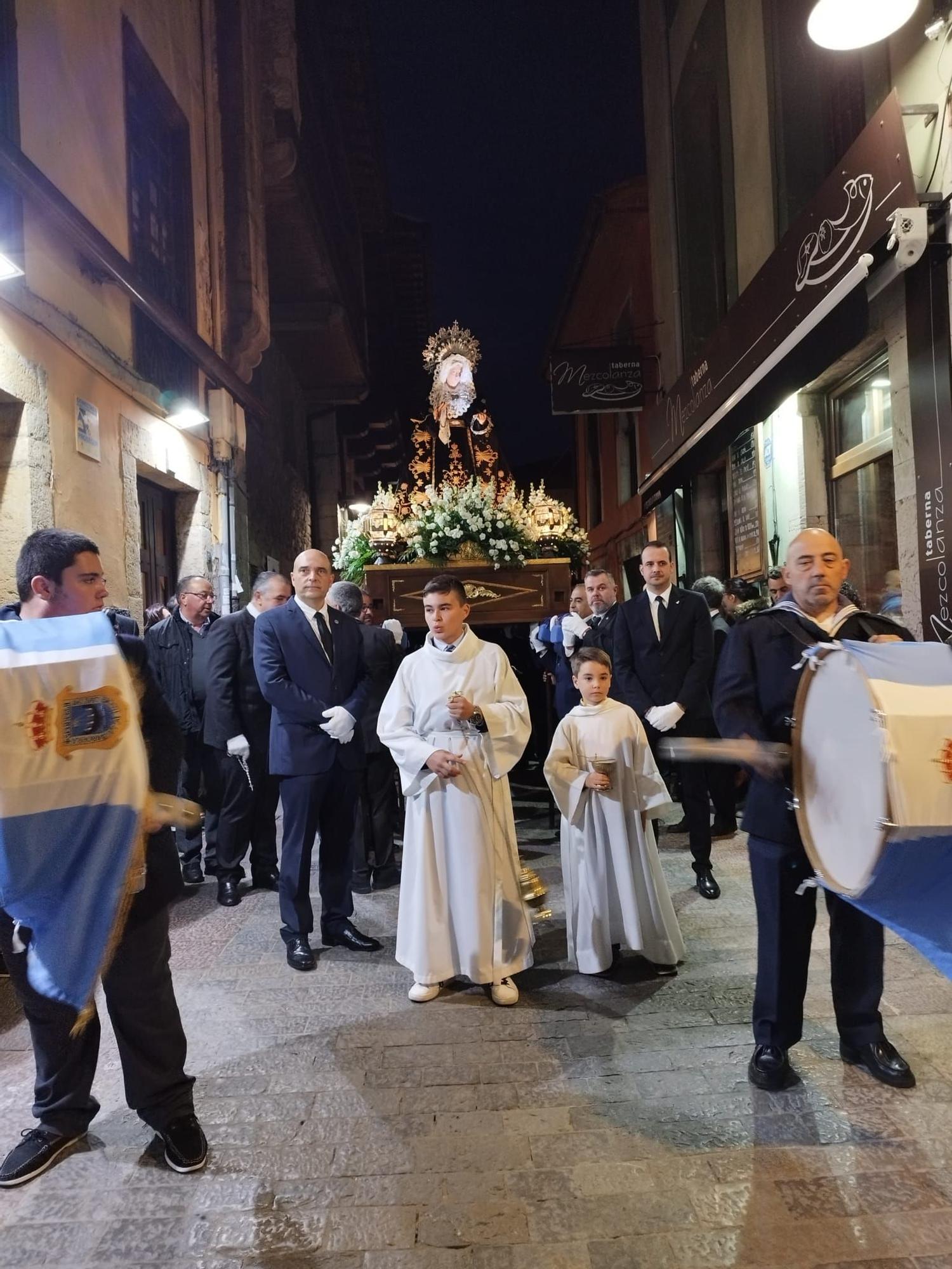 El Cirineo, La Magdalena y La Dolorosa procesionan por las calles de Llanes durante el Vía Crucis del Miércoles Santo