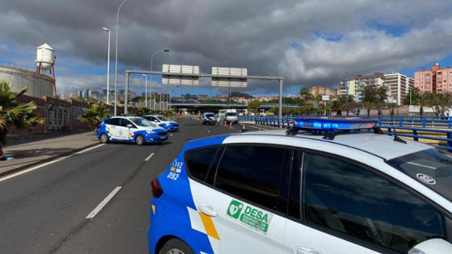 Los agentes realizan un control en la entrada de Santa Cruz de Tenerife.