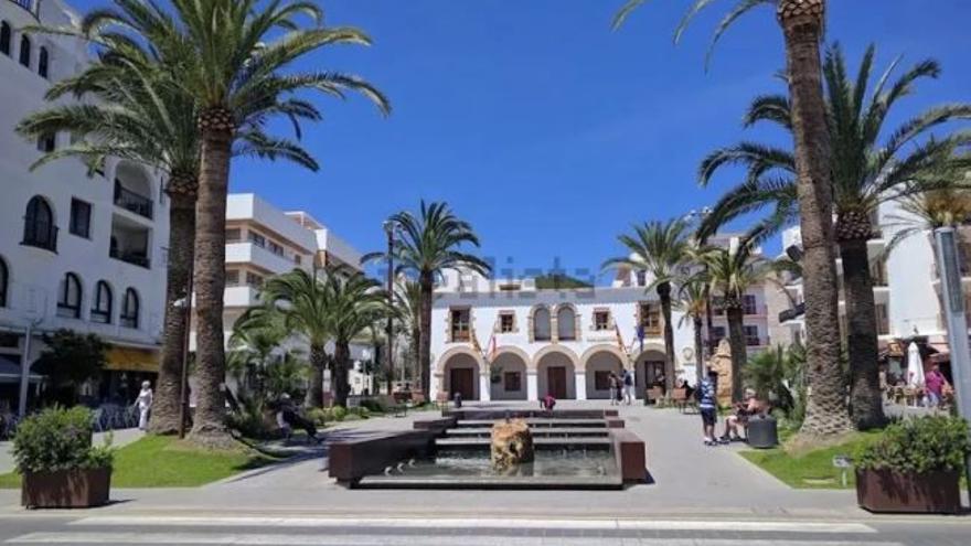Calle Sant Jaume y plaza España, con el Ayuntamiento de Santa Eulària de fondo.