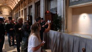 Grans cues per veure la tomba de Francesc