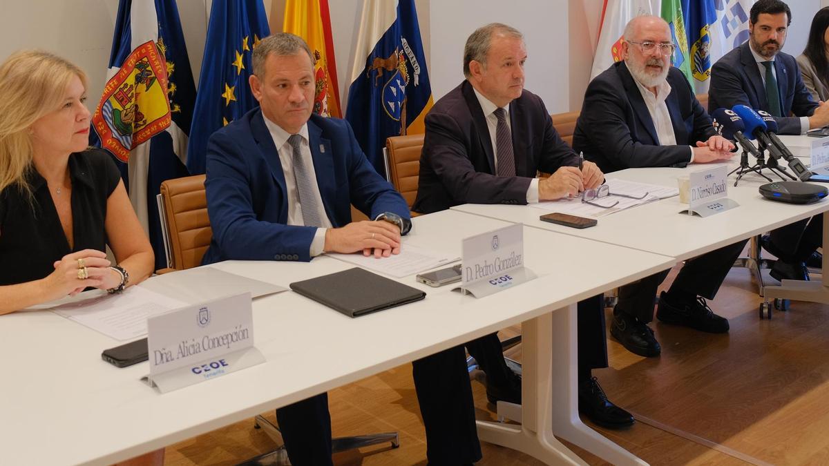 Miembros de la CEOE de Tenerife presentando el foro.