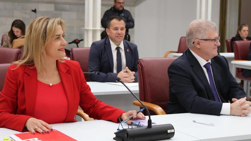 Carmina Fernández, Fernando Moreno (c) y José Vélez, del PSOE.