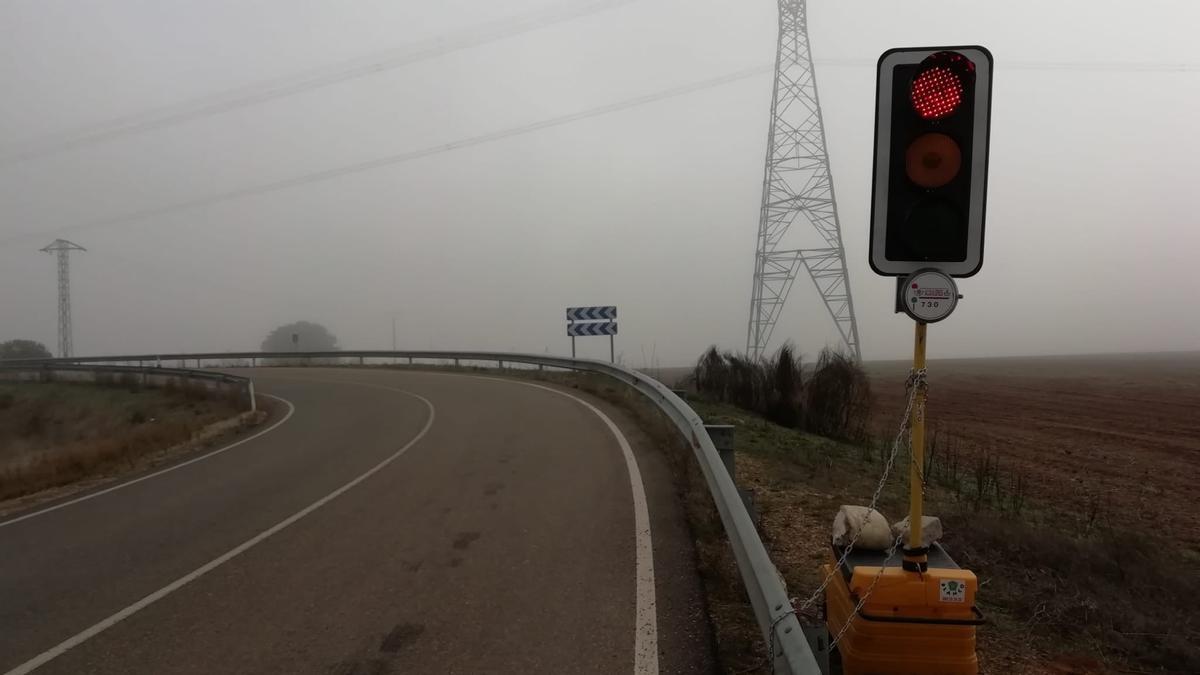 Semáforo provisional instalado para regular el tráfico en el viaducto sobre el ferrocarril entre La Hiniesta y Andavías.